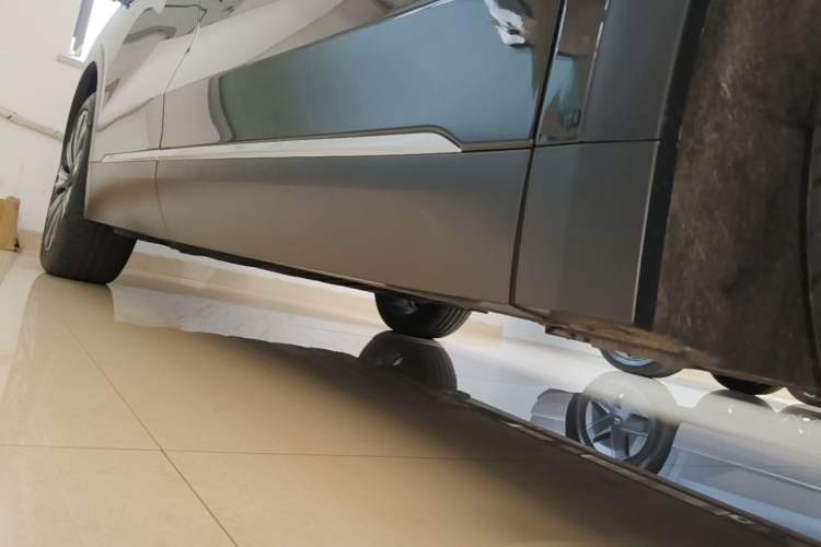 Used Nio ES8 2024 75 kWh Right Side Sill