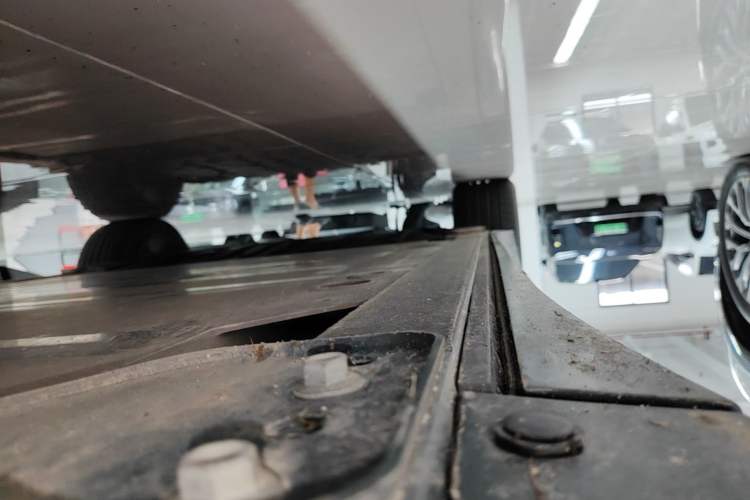 Used Nio ES8 2024 75 kWh Right Side Sill