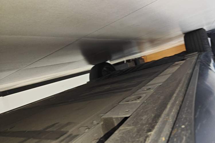 Used Nio ES8 2024 75 kWh Executive Edition Right Side Sill