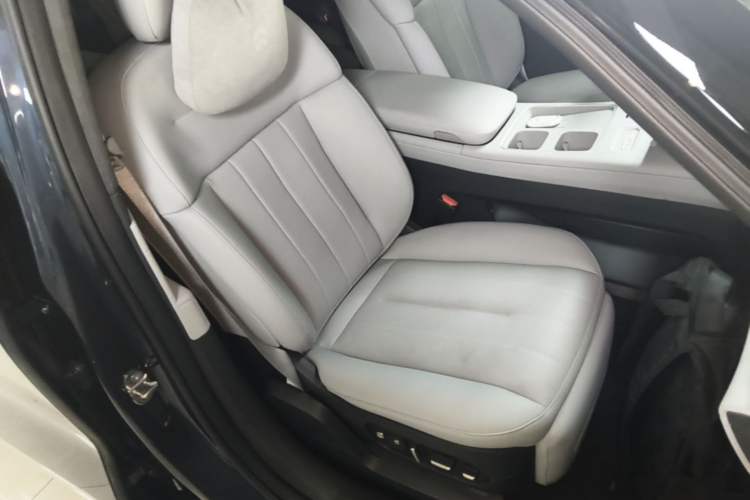 Used Nio ES8 2024 75 kWh Right Front Seat