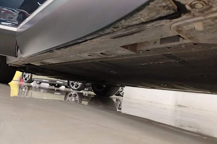 Used Nio ES8 2024 75 kWh Executive Edition Right Side Sill