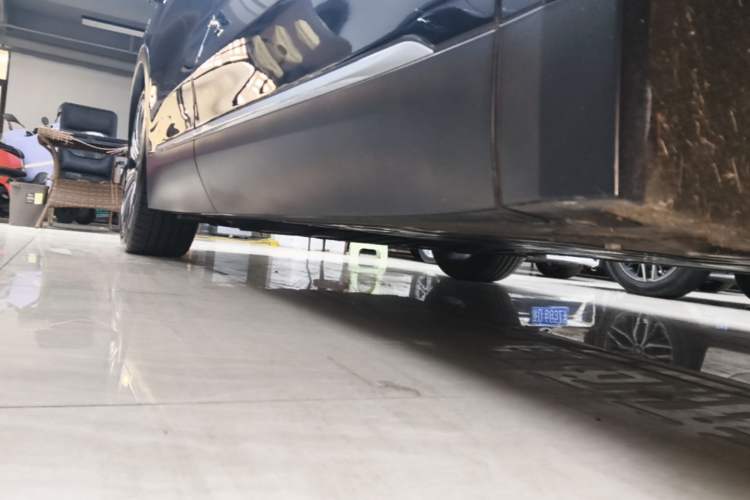 Used Nio ES8 2024 75 kWh Right Side Sill