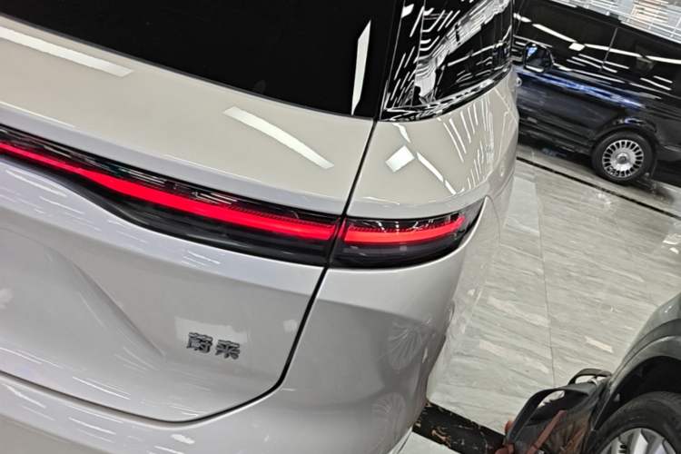 Used Nio ES8 2024 75 kWh Executive Edition Exterior 3