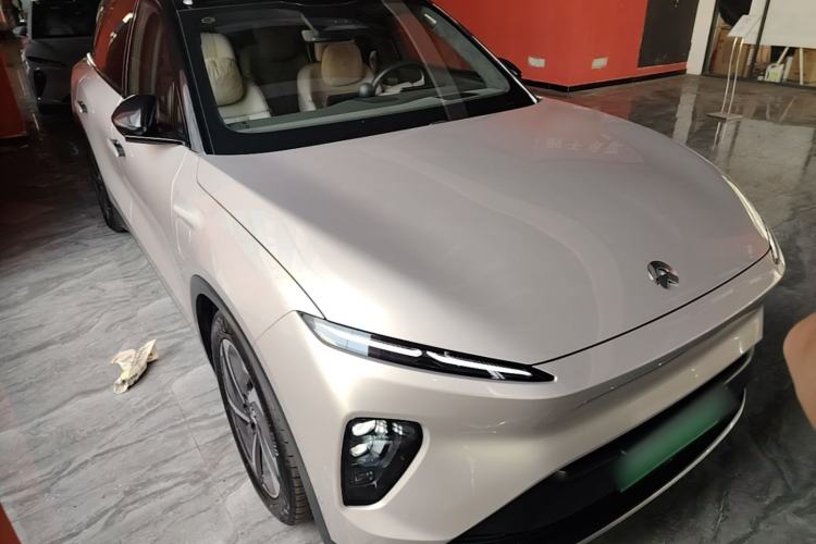 Used Nio ES8 2024 75 kWh Executive Edition Front Right 45 Deg