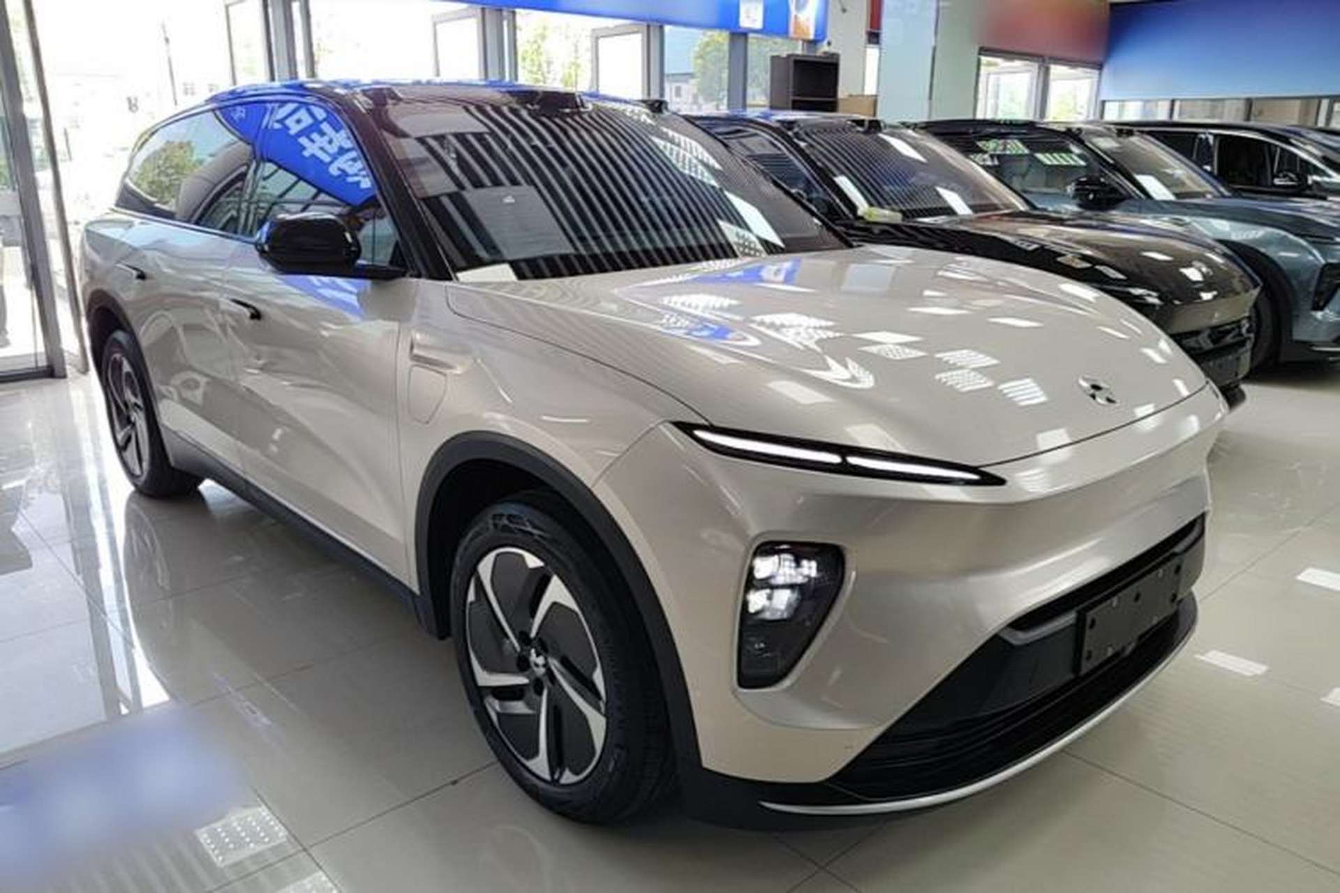 Used Nio ES8 2024 75 kWh Front Right 45 Deg