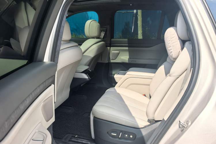 Used Nio ES8 2024 75 kWh Executive Edition Interior 3