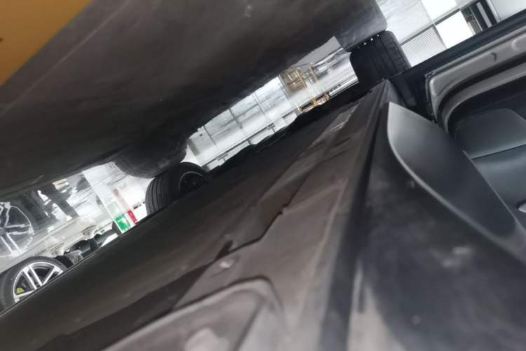 Used Nio ES8 2024 75 kWh Executive Edition Left Side Sill