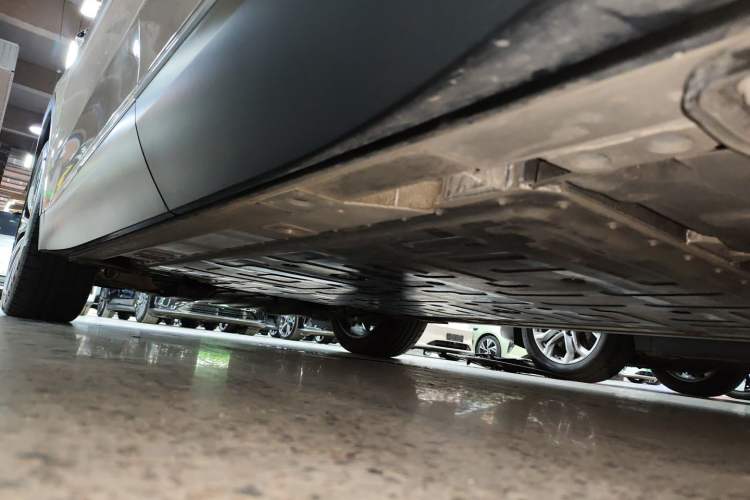 Used Nio ES8 2024 75 kWh Left Side Sill
