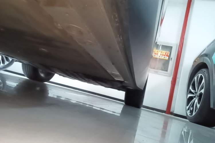 Used Nio ES8 2024 75 kWh Left Side Sill