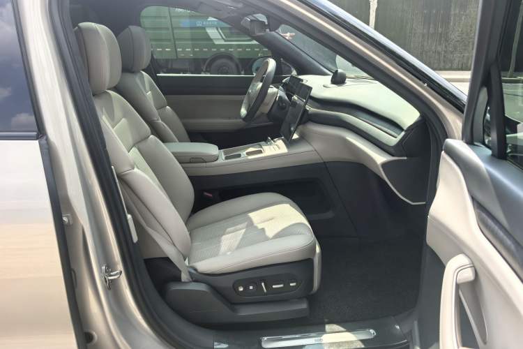 Used Nio ES8 2024 75 kWh Executive Edition Right Front Seat