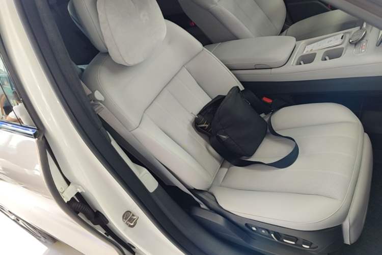 Used Nio ES8 2024 75 kWh Right Front Seat