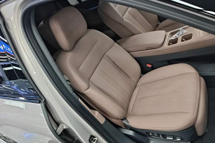 Used Nio ES8 2024 75 kWh Executive Edition Right Front Seat
