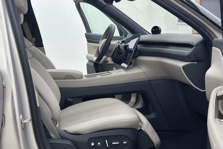 Used Nio ES8 2024 75 kWh Right Front Seat
