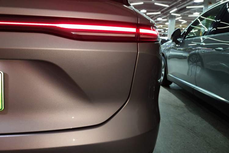 Used Nio ES8 2024 75 kWh Right Rear Taillight