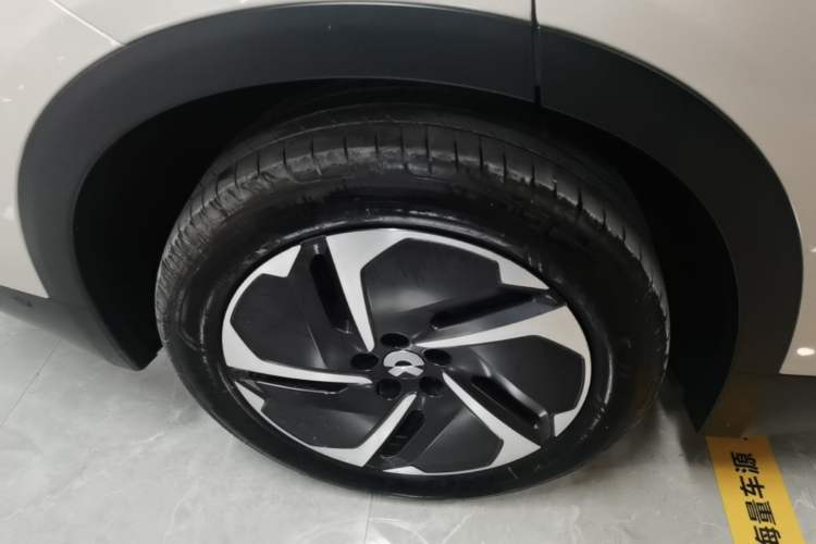 Used Nio ES8 2024 75 kWh Executive Edition Right Rear Wheel Hub