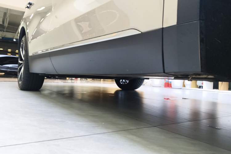 Used Nio ES8 2024 75 kWh Right Side Sill