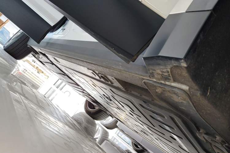 Used Nio ES8 2024 75 kWh Right Side Sill