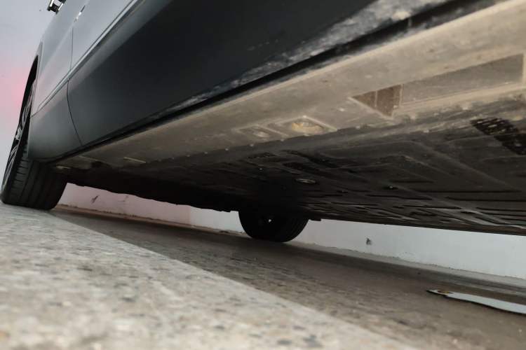 Used Nio ES8 2024 75 kWh Right Side Sill