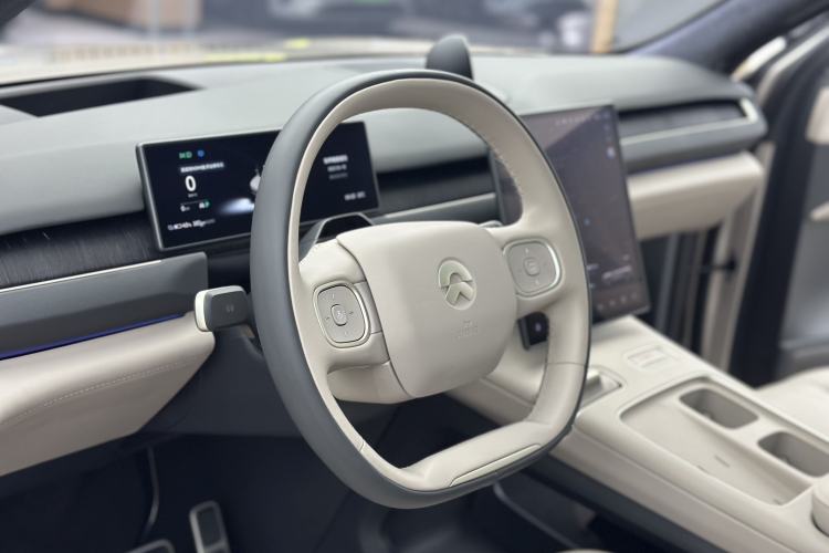 Used Nio ES8 2024 75 kWh Steering Wheel