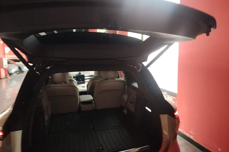 Used Nio ES8 2024 75 kWh Executive Edition Trunk