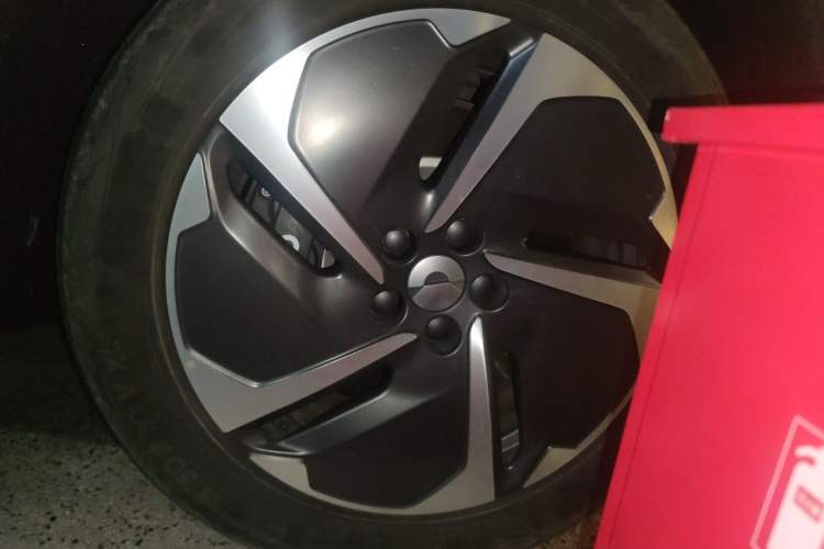 Used Nio ES8 2024 75 kWh Executive Edition Right Front Wheel Hub