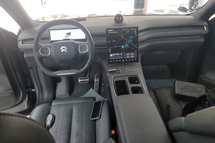 Used Nio ES8 2024 75 kWh Center Console