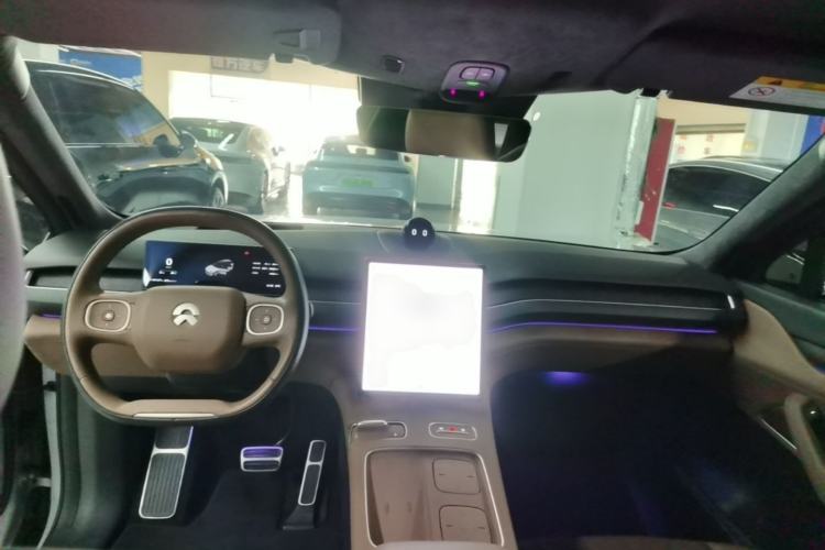 Used Nio ES8 2024 75 kWh Center Console