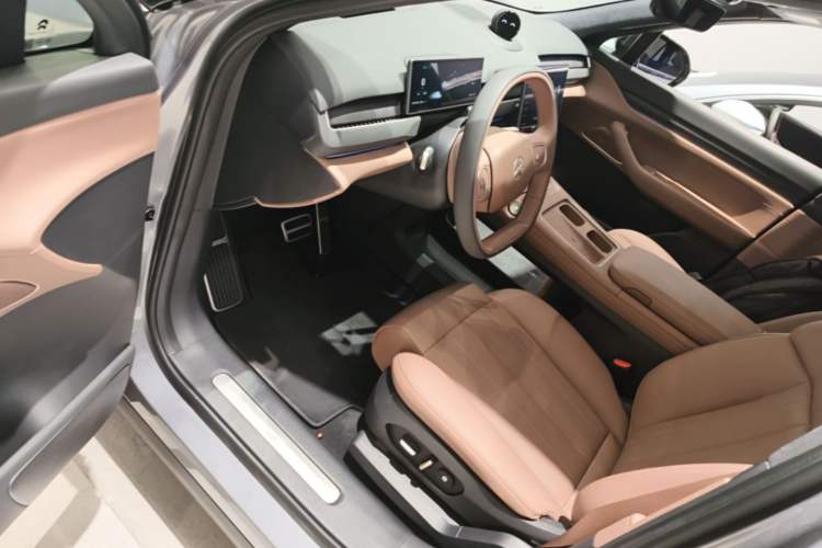 Used Nio ES8 2024 75 kWh Driver Seat