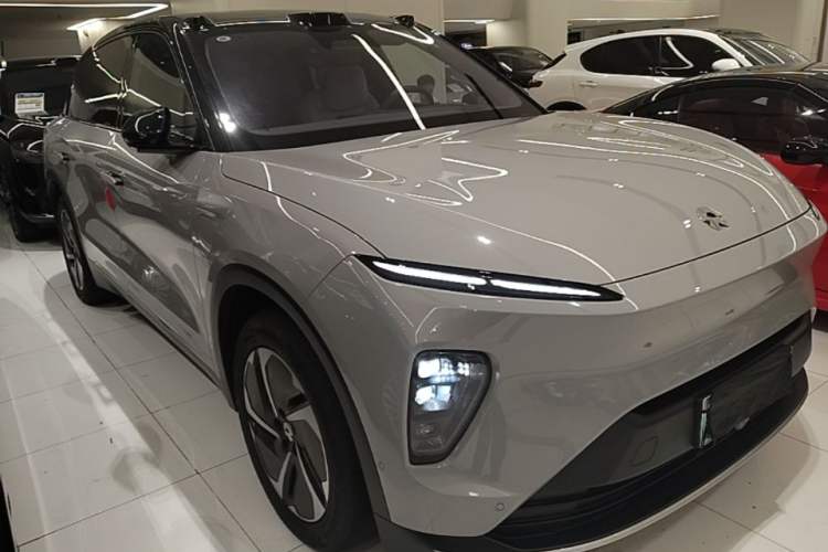 Used Nio ES8 2024 75 kWh Executive Edition Front Right 45 Deg