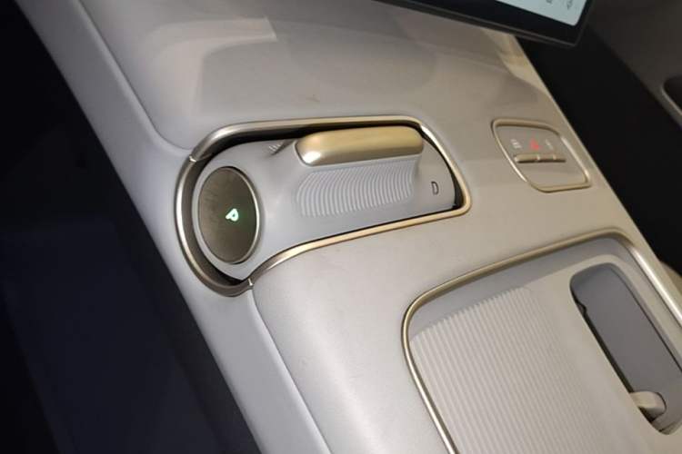 Used Nio ES8 2024 75 kWh Executive Edition Gear Lever