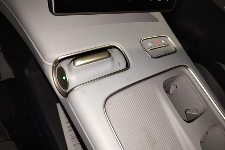 Used Nio ES8 2024 75 kWh Executive Edition Gear Lever
