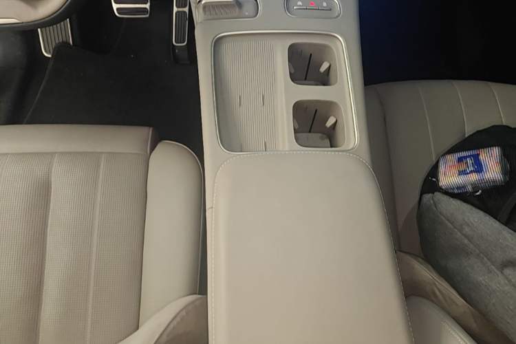 Used Nio ES8 2024 75 kWh Executive Edition Gear Lever