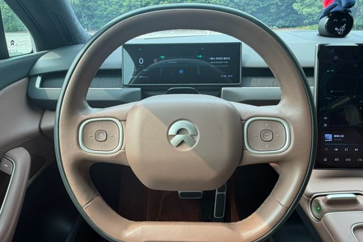 Used Nio ES8 2024 75 kWh Interior 1