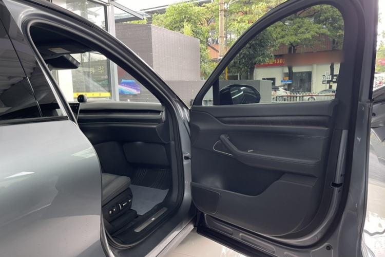 Used Nio ES8 2024 75 kWh Interior 4