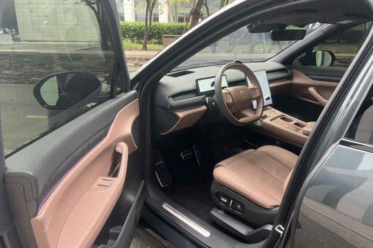 Used Nio ES8 2024 75 kWh Interior 7