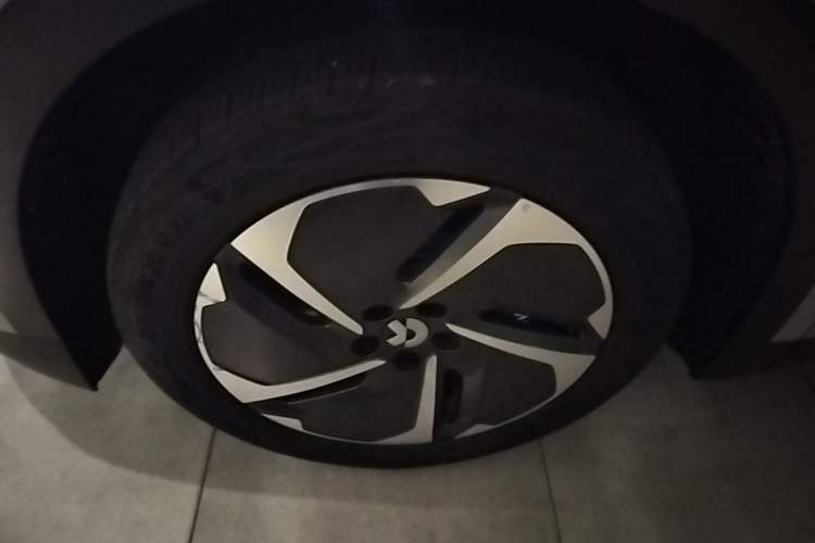 Used Nio ES8 2024 75 kWh Executive Edition Left Front Wheel Hub