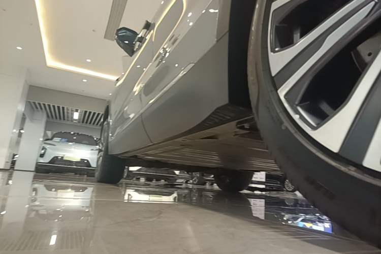 Used Nio ES8 2024 75 kWh Left Side Sill