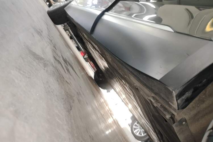 Used Nio ES8 2024 75 kWh Left Side Sill
