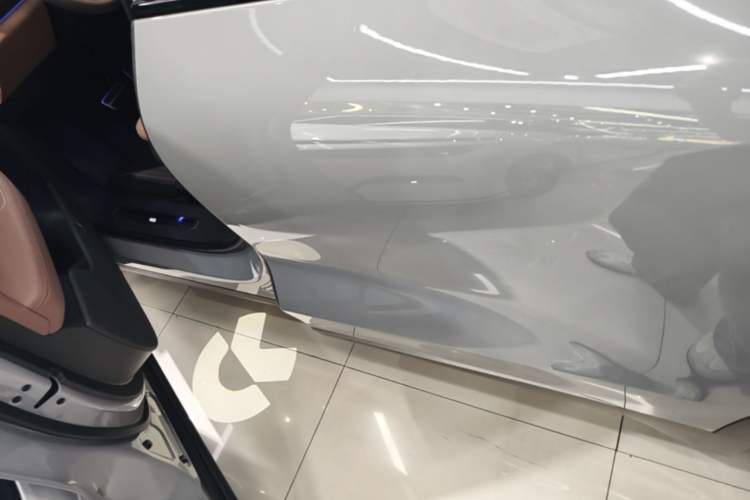Used Nio ES8 2024 75 kWh Executive Edition Left Side Sill