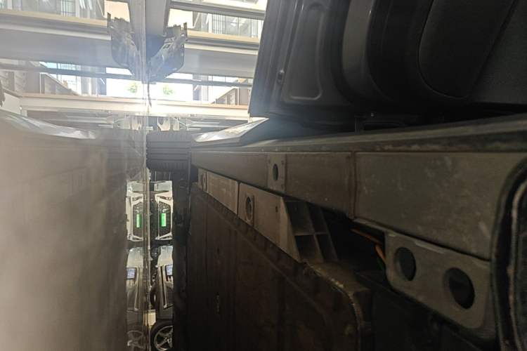 Used Nio ES8 2024 75 kWh Executive Edition Left Side Sill