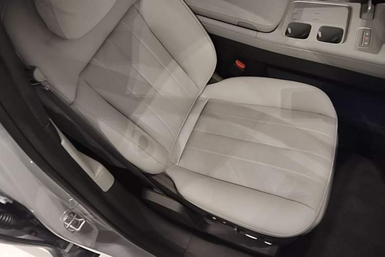 Used Nio ES8 2024 75 kWh Executive Edition Right Front Seat