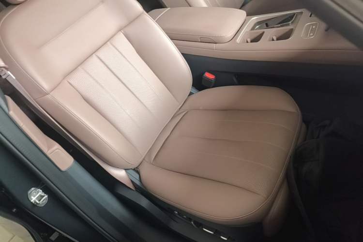 Used Nio ES8 2024 75 kWh Right Front Seat