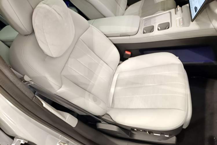 Used Nio ES8 2024 75 kWh Executive Edition Right Front Seat