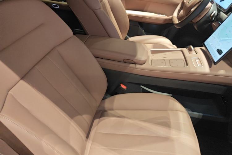 Used Nio ES8 2024 75 kWh Right Front Seat