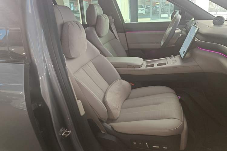 Used Nio ES8 2024 75 kWh Executive Edition Right Front Seat