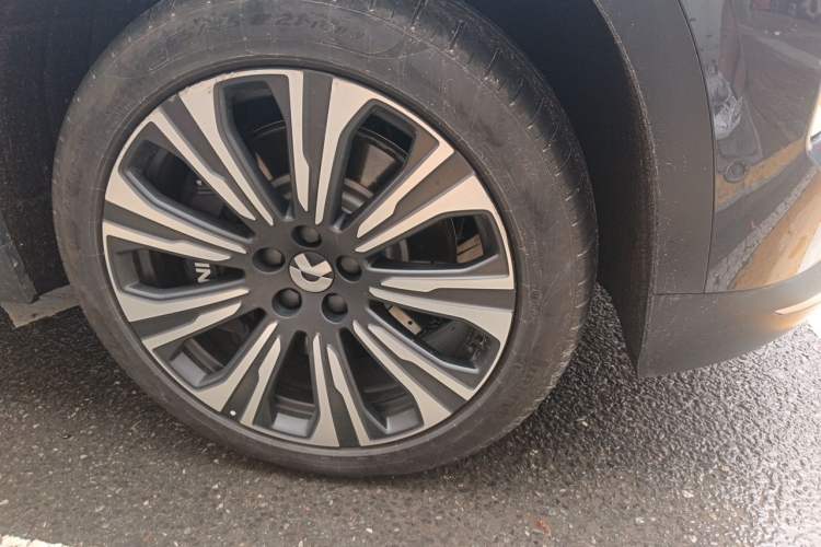 Used Nio ES8 2024 75 kWh Right Front Wheel Hub