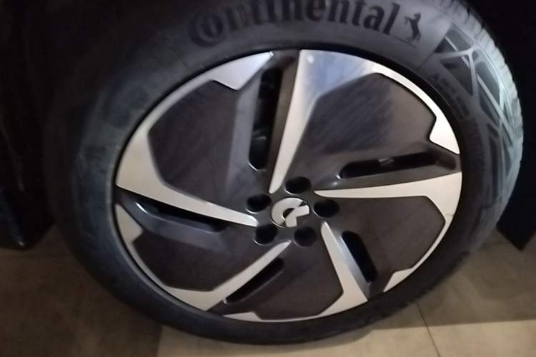 Used Nio ES8 2024 75 kWh Executive Edition Right Rear Wheel Hub
