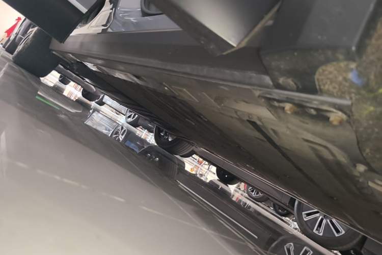 Used Nio ES8 2024 75 kWh Right Side Sill