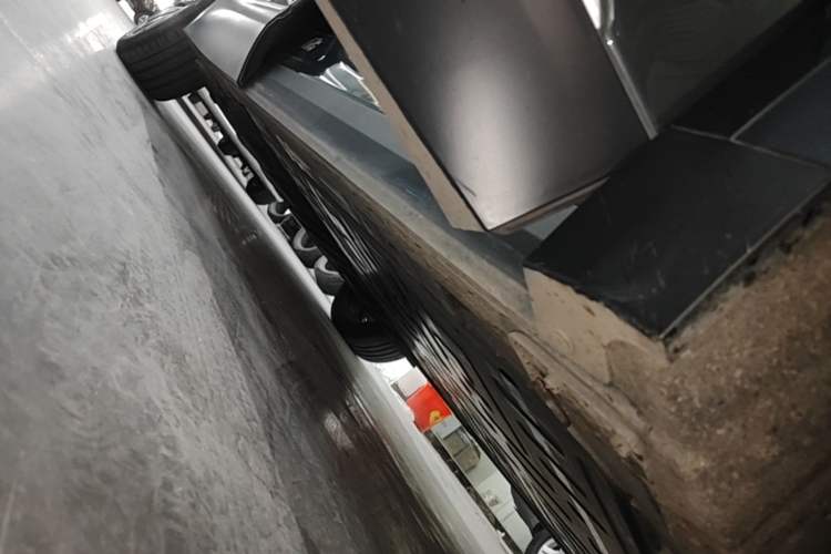 Used Nio ES8 2024 75 kWh Right Side Sill