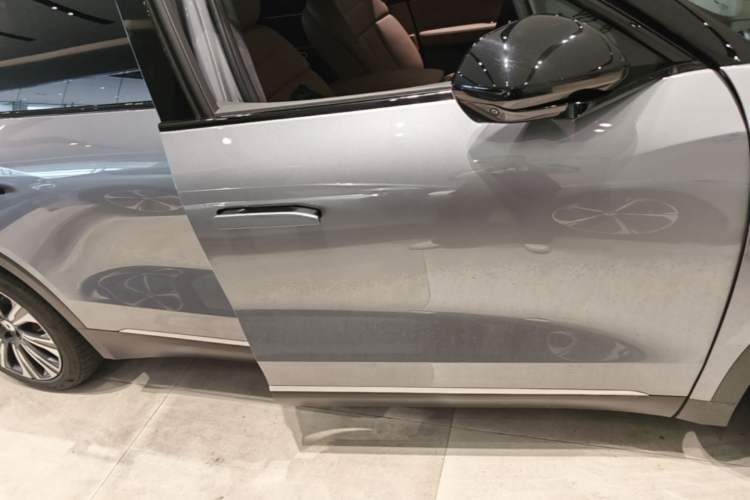 Used Nio ES8 2024 75 kWh Right Side Sill